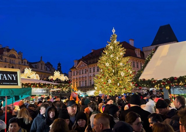 Прогулка по рождественской ярмарке на Старомаке в день открытия: видео