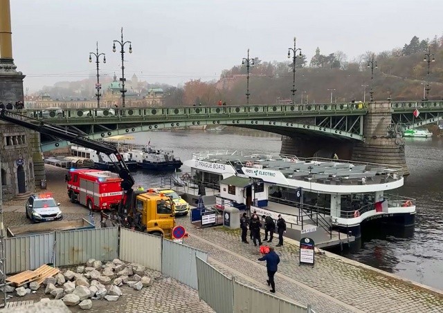 Мужчина спрыгнул с моста в центре Праги