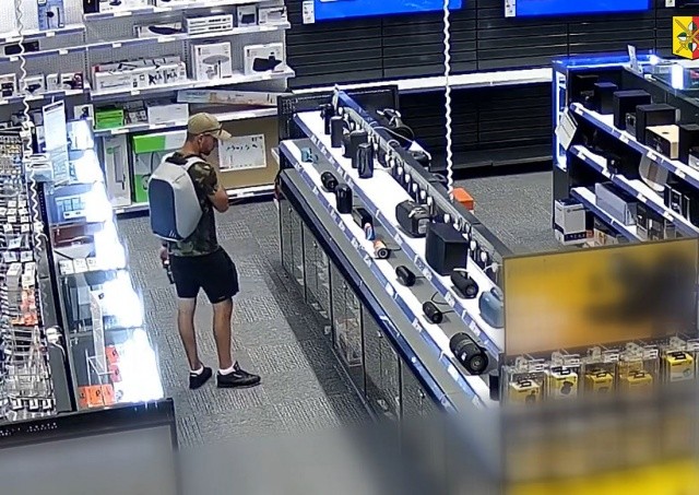 Кража двух колонок из магазина в Праге попала на видео