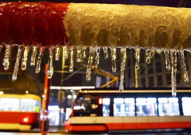 Десять лет назад Прагу сковал ледяной дождь: видео