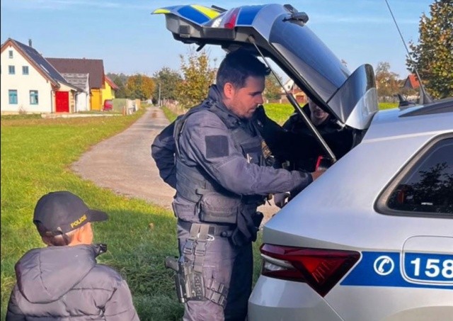 Чешские полицейские сдержали слово, данное раненому мальчику: видео