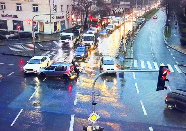 В Праге утром произошло более 20 ДТП, в том числе с пешеходами, фурой и трамваем