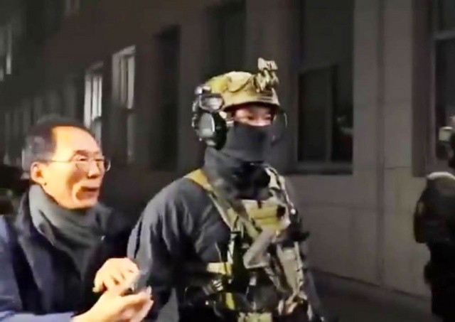 Президент Южной Кореи ввел в стране военное положение