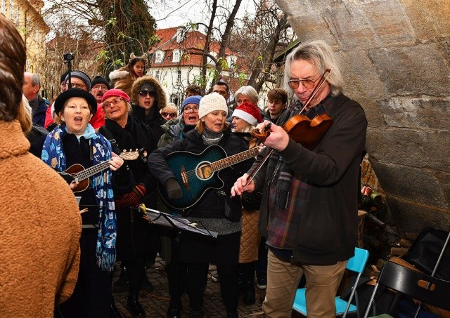 Под Карловым мостом Праги будут петь рождественские колядки