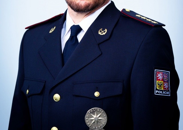 В Праге начался суд над полицейским, оттаскавшим девушку за волосы: видео