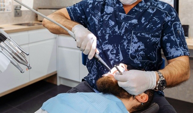 В Чехии пациент обвинил стоматолога в удалении 18 здоровых зубов