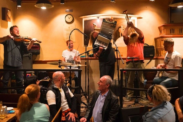 В пятницу культовая пражская пивная проведет концерт в поддержку Украины