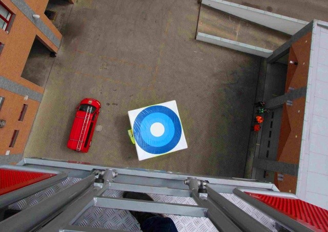 В Чехии самоубийца спрыгнула с балкона, но пожарные успели надуть матрас