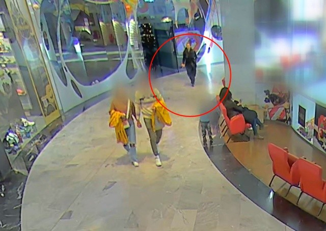 В Праге покупатель обронил 3000 евро. Женщина с ребенком их присвоила: видео