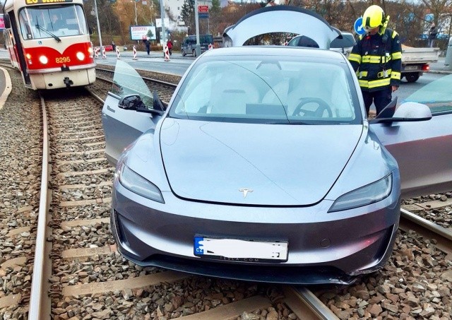 В Праге электрическая Tesla «возомнила себя трамваем»