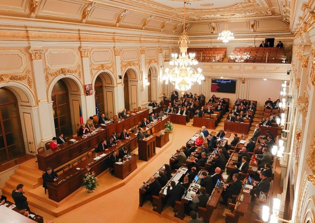 Парламент Чехии поддержал в третьем чтении важный закон для украинских беженцев