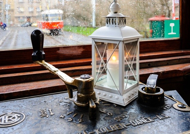 В субботу исторические трамваи будут развозить Вифлеемский огонь по Праге