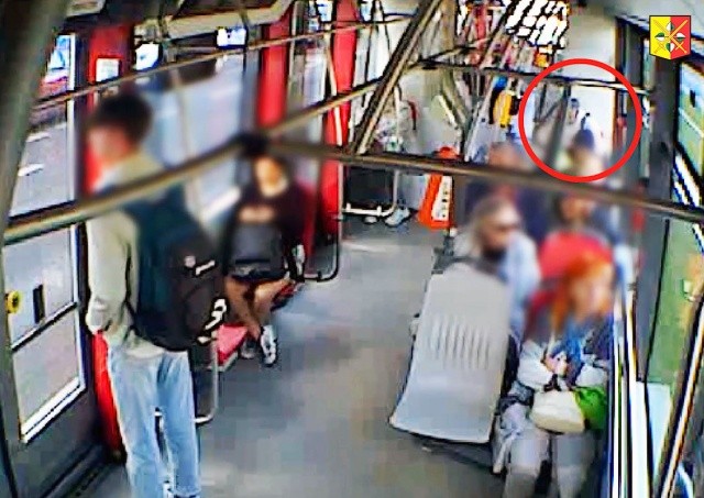 В Праге пассажир забыл в трамвае 200 тыс. крон: видео