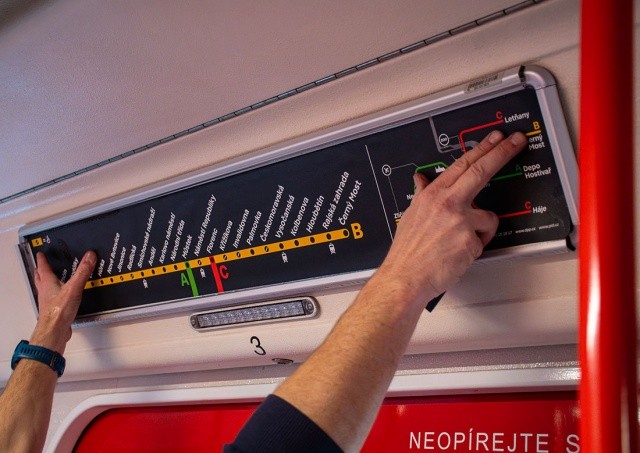 Метро Праги начало полный переход на черную навигационную схему