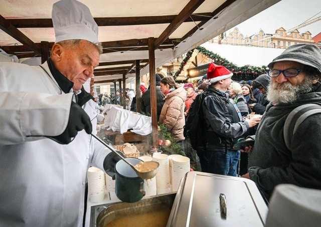 Мэр Праги угостил горожан рождественским супом: фото и видео