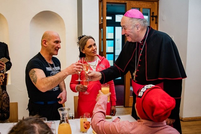 Архиепископ Праги угостил рождественским обедом 200 бездомных и одиноких горожан