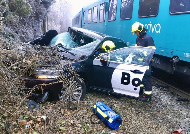 В Праге поезд столкнулся с автомобилем