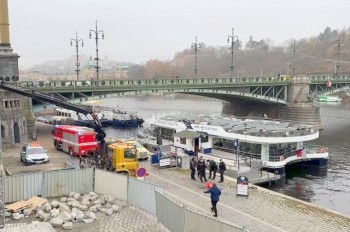 Мужчина спрыгнул с моста в центре Праги