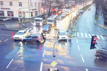 В Праге утром произошло более 20 ДТП, в том числе с пешеходами, фурой и трамваем