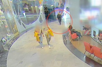 В Праге покупатель обронил 3000 евро. Женщина с ребенком их присвоила: видео