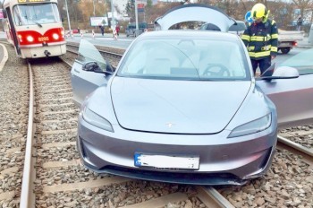 В Праге электрическая Tesla «возомнила себя трамваем»