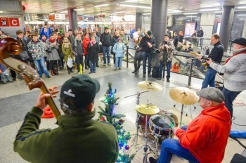 В четверг метро Праги превратится в рождественскую концертную площадку