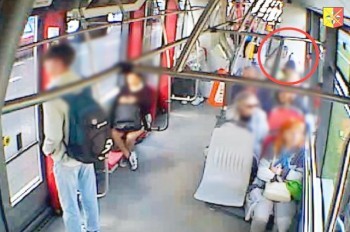 В Праге пассажир забыл в трамвае 200 тыс. крон: видео