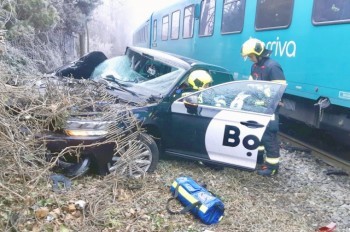 В Праге поезд столкнулся с автомобилем