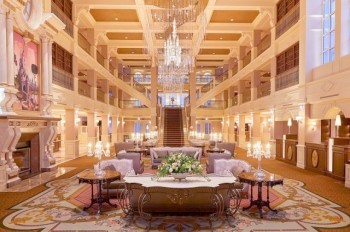 Сказочно: чешские мастера изготовили хрустальный замок для «Диснейленд-отеля»