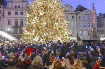 Главная ёлка Праги послужит добру и после праздников
