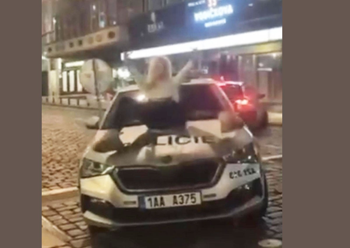 В Праге девушке грозит тюрьма за два идиотских поступка: видео