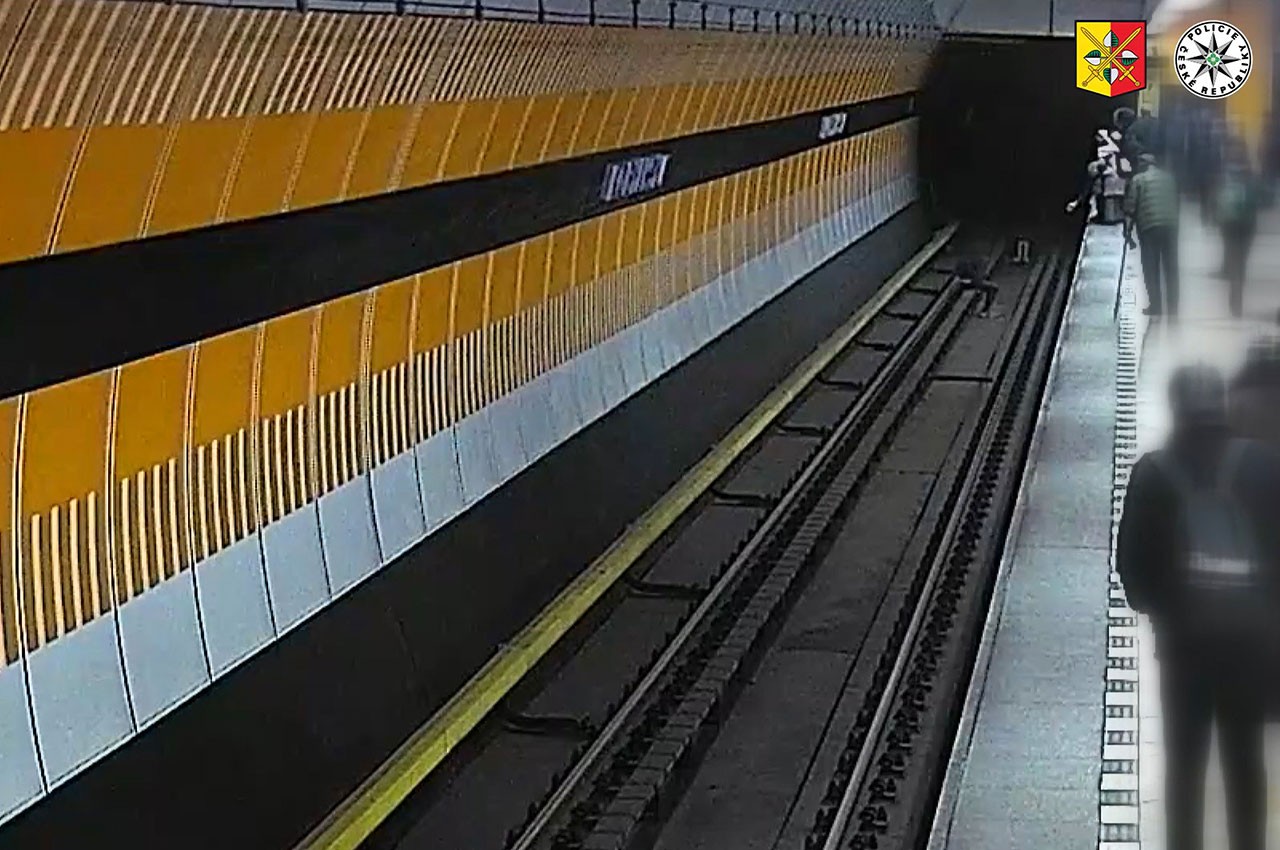 Пассажиры предотвратили самоубийство в метро Праги: видео