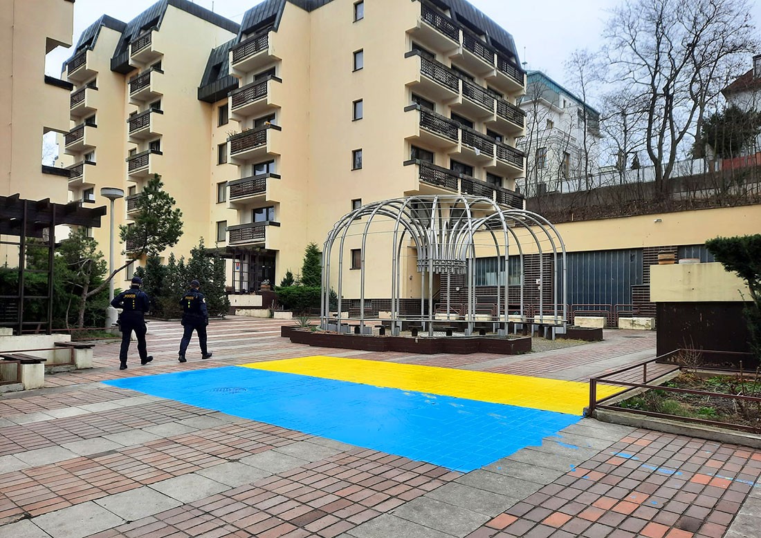 Суд Праги окончательно оправдал активистов, нарисовавших флаг Украины под окнами россиян