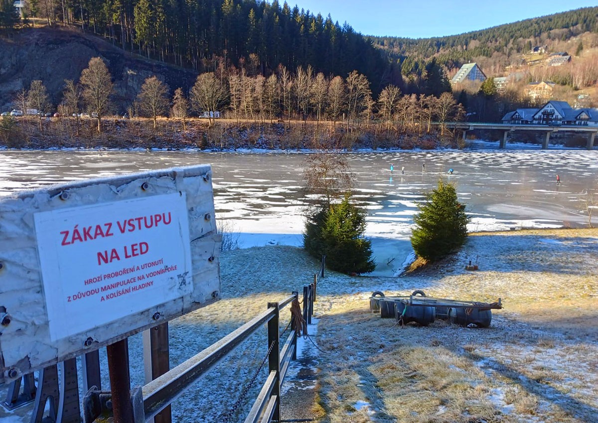 В Чехии «мать года» каталась по тонкому льду с детской коляской: видео