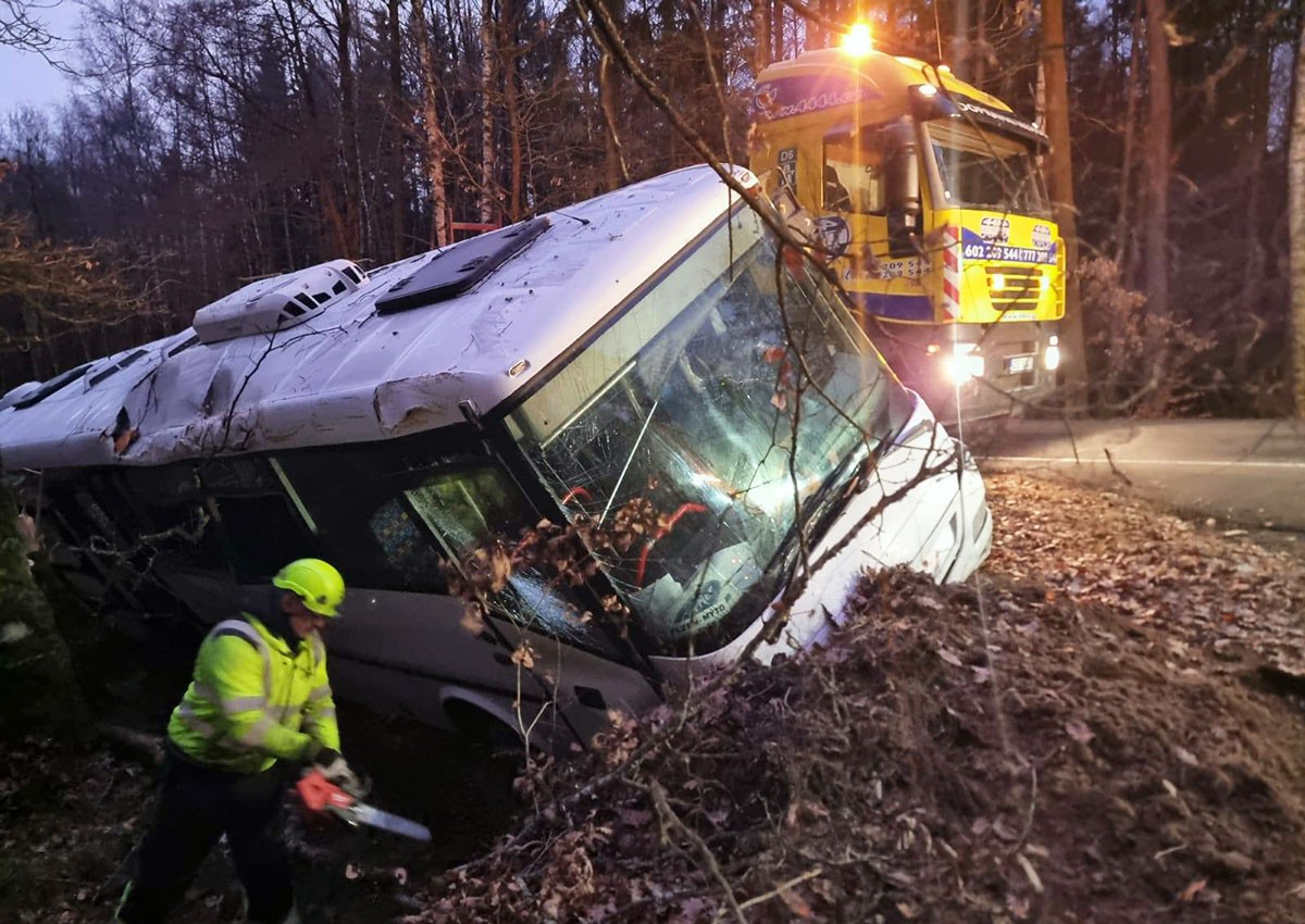 В Чехии пьяный мужчина угнал и разбил автобус