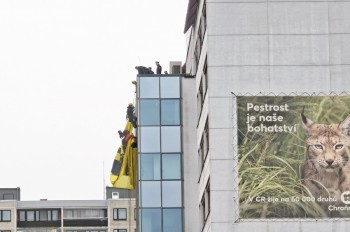 В Праге активисты Greenpeace проникли на крышу Министерства окружающей среды ЧР