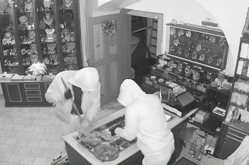 Крупная кража из ювелирного магазина в Чехии попала на видео