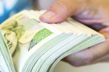 В Чехии прохожая нашла на улице конверт с крупной суммой