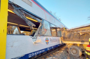 В Чехии пассажирский поезд столкнулся с самосвалом