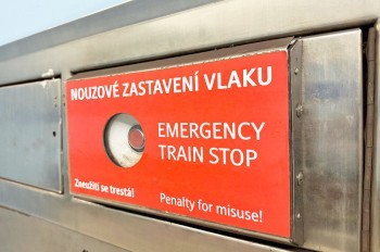 Пассажиры стали чаще нажимать на красную кнопку в метро Праги