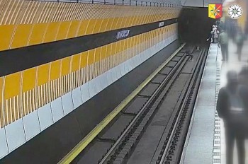 Пассажиры предотвратили самоубийство в метро Праги: видео