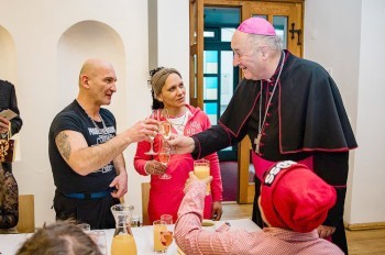 Архиепископ Праги угостил рождественским обедом 200 бездомных и одиноких жителей