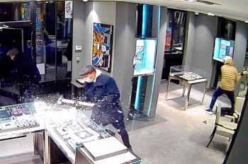 Полиция раскрыла дело о крупном ограблении бутика в центре Праги: видео
