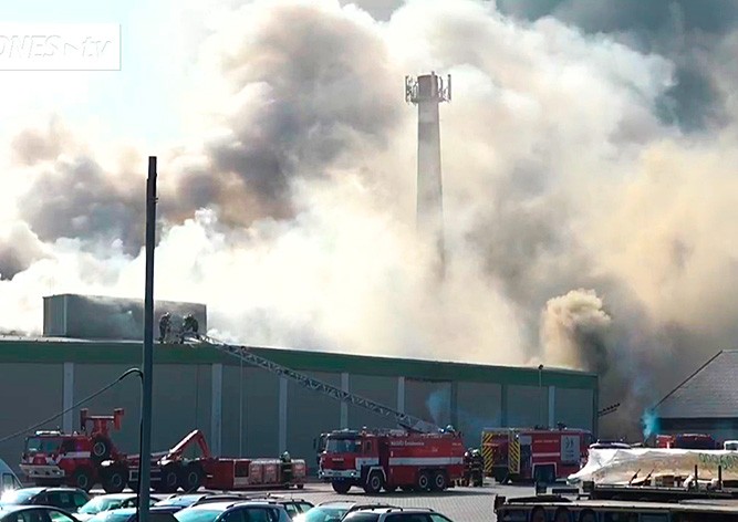 Крупный пожар под Прагой: горит склад мороженой продукции