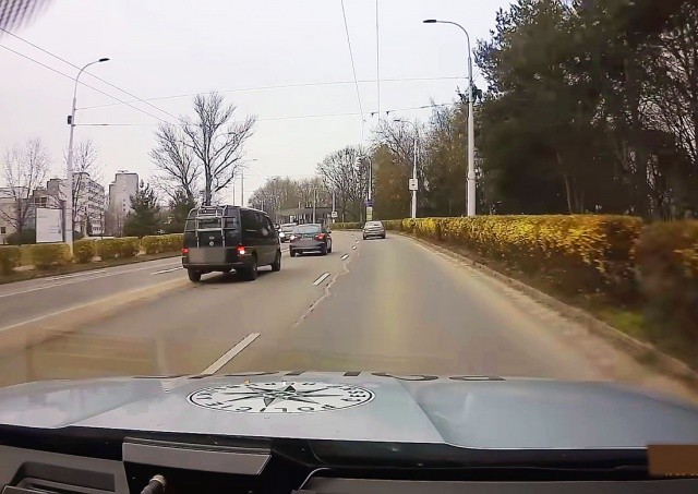 В Чехии пьяный водитель выдал себя, подрезав полицейских: видео