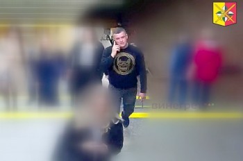 В Праге неизвестный сексуально домогался женщин в метро и на улице: видео