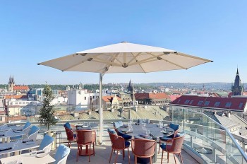 На крыше Grand Hotel Evropa в центре Праги открылась терраса. Она доступна всем
