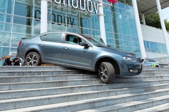 В Праге автомобиль застрял на ступеньках перед входом в ТЦ