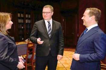 Медведев угрожал Гашеку. Чехия в ответ наложила санкции на его помощника