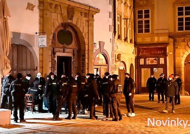 Полиция пресекла подпольную вечеринку в центре Праги: видео